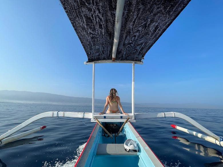 Hammock di kapal menghadap laut lepas